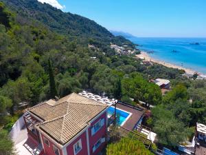 派莱卡斯Corfu Resorts Apartments的享有房子和海滩的空中景致