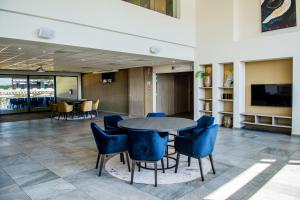 圣特雷登斯特岩酒店的一间会议室,配有桌子和蓝色椅子