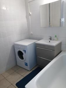 蒙彼利埃Boulevard Paul Valéry的白色的浴室设有洗衣机和水槽。