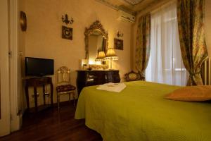 伊塞尔尼亚Antica Dimora Isernia的一间卧室配有绿色的床和镜子