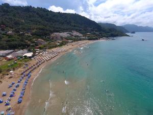 派莱卡斯Corfu Resorts Villas的享有海滩的空中景致,配有遮阳伞和海洋