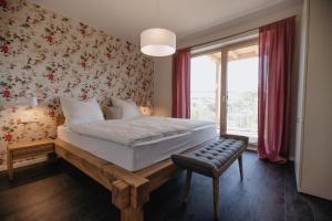 瓦尔德克Edersee-Chalet的一间卧室设有一张大床和一个窗户。