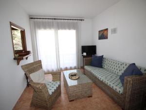 巴古尔Holiday Home Palsmar - PAL273 by Interhome的客厅配有沙发、椅子和桌子