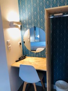 热尔扎克莱蒙费朗哲泽法斯特酒店的客房设有镜子、书桌和椅子