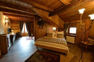 科涅曼达妮娜帕拉迪索健康酒店的卧室配有一张床铺,位于带木墙的房间内