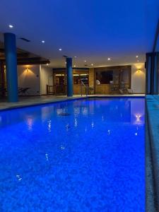 科涅曼达妮娜帕拉迪索健康酒店的大楼里的一个大型蓝色游泳池