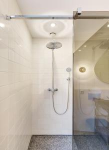 阿姆斯特丹维纳斯普林酒店的浴室里设有玻璃门淋浴