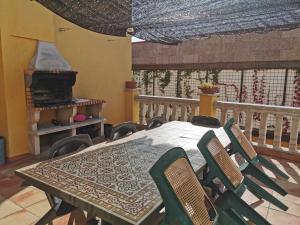 La GuardiolaJoanet Guarda turismo familiar en plena naturaleza的阳台的用餐室配有桌椅