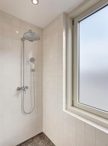 阿姆斯特丹维纳斯普林酒店的带淋浴的浴室,带窗户