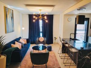 马拉喀什Luxueux appartement entre Gueliz et l'Hivernage avec WIFI的客厅配有蓝色的沙发和桌子
