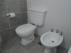 布兰卡港MONOambienteporDIA的浴室配有白色卫生间和盥洗盆。