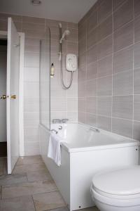 波特里波特里酒店的白色的浴室设有浴缸和卫生间。
