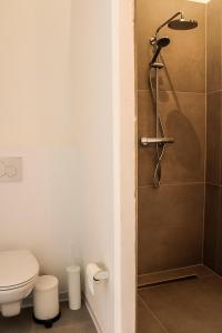 根特Oscar的浴室配有淋浴间和卫生间。