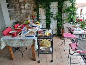 圣奇诺·迪·蒙塔尼亚B&B da Paolo con vista Lago di Garda的露台上的餐桌上放着食物
