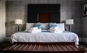 波特里波特里酒店的一间卧室配有一张大床和毛巾