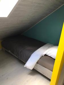 马尔梅迪NGI Vacances的绿色墙壁间的一张床位
