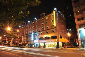 台南扬悦精致大饭店台南馆的夜幕降临的城市街道上
