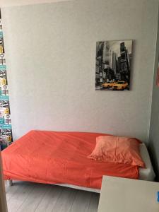 博讷BEAUN'MAISON Spa Piscine Borne électrique的卧室配有一张红色的床,墙上挂着一张照片