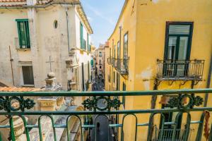 萨莱诺Vinto House Salerno Old Town的阳台享有小巷的景致。