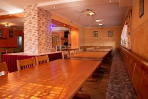 Zgornja VelkaTuristična kmetija Sirk的用餐室配有木桌和椅子