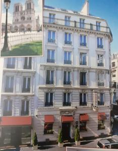 巴黎拉丁之家酒店的一座白色的大建筑,有红色遮阳篷