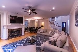 休斯顿River Oaks - 4 Bedrooms / 3700 sqft的带沙发和壁炉的客厅