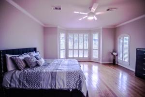 River Oaks - 4 Bedrooms / 3700 sqft客房内的一张或多张床位