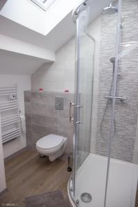 于南格Modern Living的一间带卫生间和玻璃淋浴间的浴室