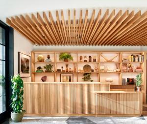 奥斯汀Hotel Magdalena的餐厅拥有木制天花板和植物架子