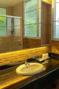 考科The private 2 @ khao kho的一间带水槽和玻璃淋浴的浴室