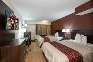 莫米托莱多红屋顶酒店 - 莫米的酒店客房配有两张床和一张书桌