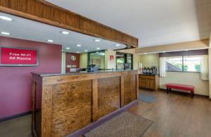 卡拉马祖Red Roof Inn Kalamazoo East – Expo Center的大堂设有酒吧,上面标有免费WiFi。