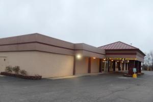 阿什塔比拉Red Roof Inn Ashtabula - Austinburg的大楼前的一个空停车位