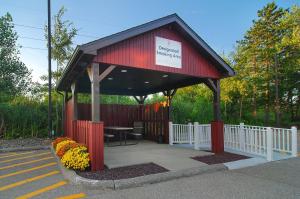 伊利Red Roof Inn Erie – I-90的红色凉亭,配有桌子和白色围栏