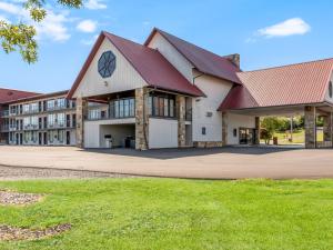 丹德里奇Red Roof Inn Dandridge的一座大型建筑,有红色屋顶和绿色的草地