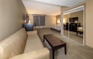 新温莎Red Roof Inn & Suites Newburgh - Stewart Airport的酒店客房设有一张沙发和一张床