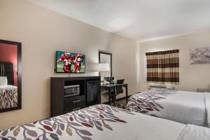 沃思堡Red Roof Inn Fort Worth - Saginaw的酒店客房设有两张床和一台平面电视。