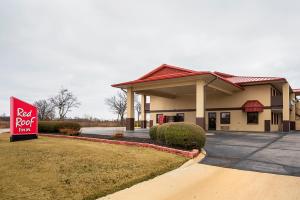 西孟菲斯Red Roof Inn West Memphis, AR的大楼前的红色屋顶汽车旅馆标志