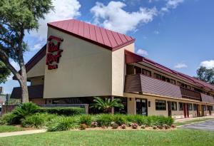 彭萨科拉Red Roof Inn Pensacola - I-10 at Davis Highway的享有酒店正面的红色屋顶景色