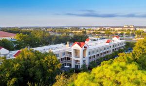 奥兰多Red Roof Inn PLUS Orlando-Convention Center- Int'l Dr的城市建筑物的顶部景观