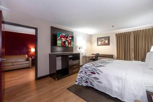 Red Roof Inn & Suites Dover Downtown客房内的一张或多张床位