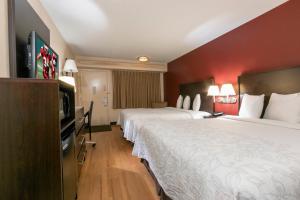 亚特兰大亚特兰大巴克黑德普拉斯加红屋顶酒店的酒店客房设有两张床和一台平面电视。