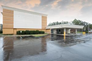 诺克斯维尔Red Roof Inn Knoxville Central – Papermill Road的大楼前的一个空停车位