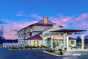 GeorgetownRed Roof Inn Georgetown, IN - Louisville West的建筑一侧有标志的酒店