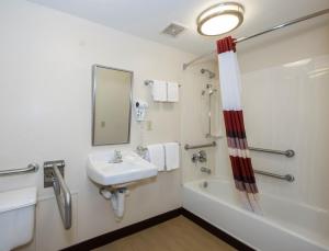 米尔福德米尔福德-纽黑文红屋顶客栈的浴室配有盥洗盆和浴缸。