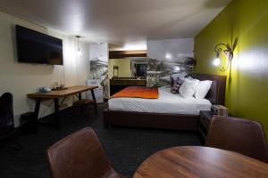 本德Campfire Hotel的酒店客房,配有一张床和一张桌子及椅子