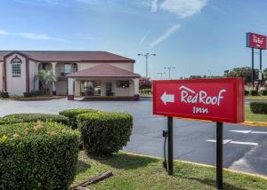 萨姆特Red Roof Inn Sumter的大楼前的红色屋顶标志