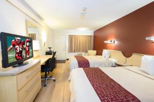 帕克斯堡帕克斯堡红屋顶酒店的酒店客房设有两张床和一台平面电视。