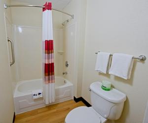 奥尔巴尼奥尔巴尼机场红屋顶旅馆的浴室配有白色卫生间和淋浴。