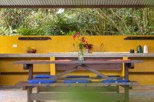 瓜皮莱斯Poponé Farm & Lodge的一张带蓝色椅子和水槽的木桌